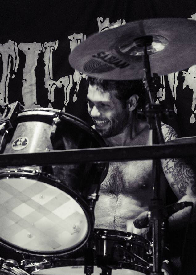 Pablo tocando la batería